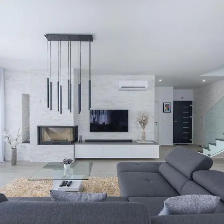 Villa Wonderful With Swimming Pool And Wellness Brtonigla